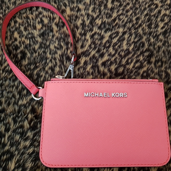 Michael Kors Pocket Tote w/ Matching Wristet - Picture 8 of 13